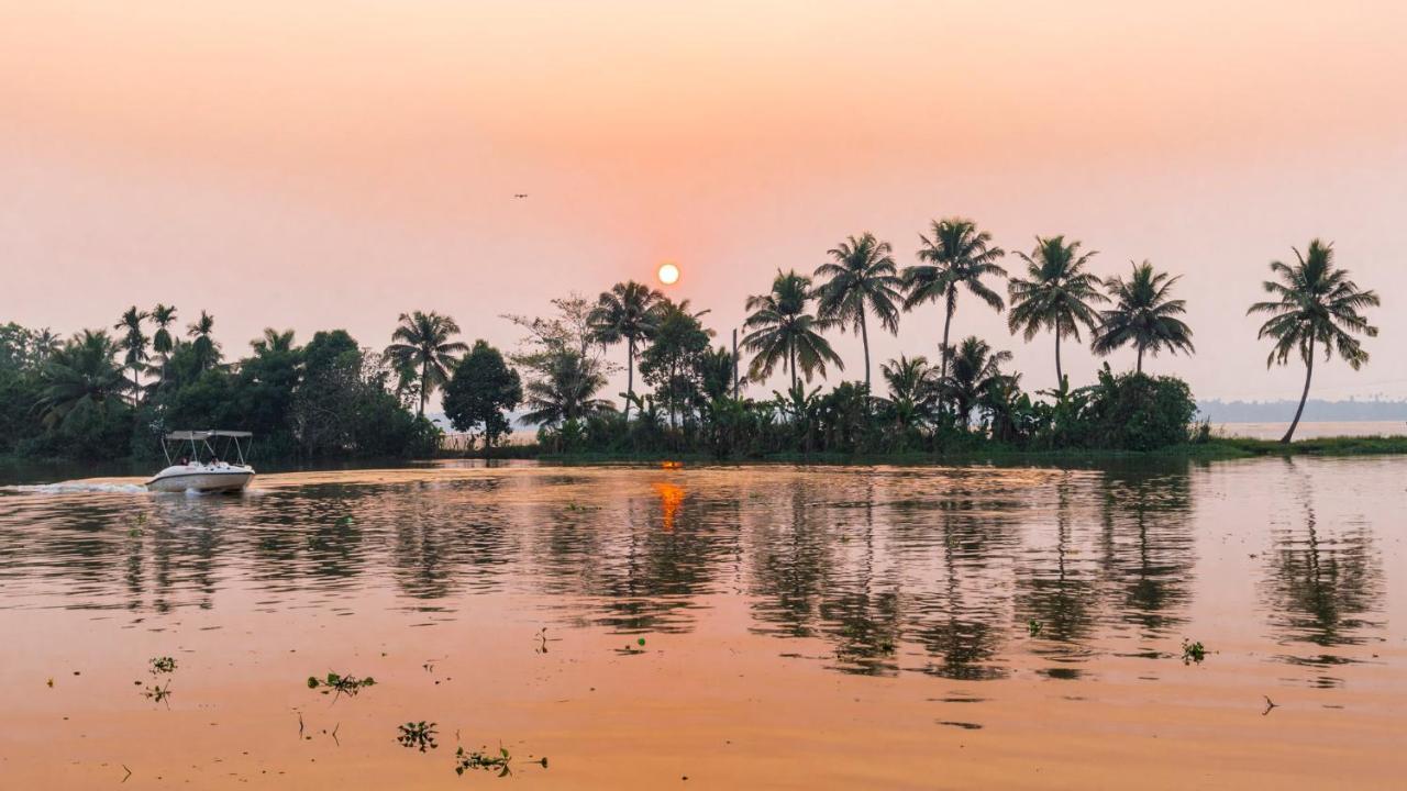 Warmth Lake Haven Alappuzha Экстерьер фото